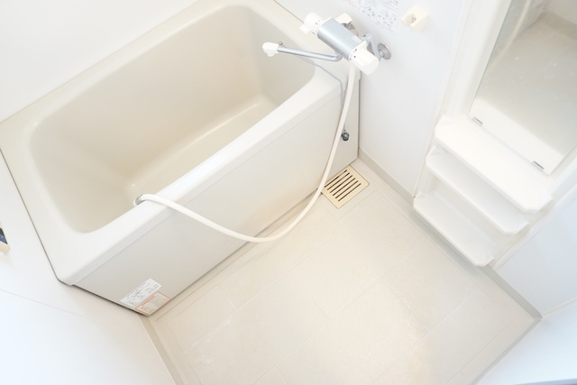 バス・シャワールーム　追焚と浴室乾燥機付き※クリーニング前の写真です