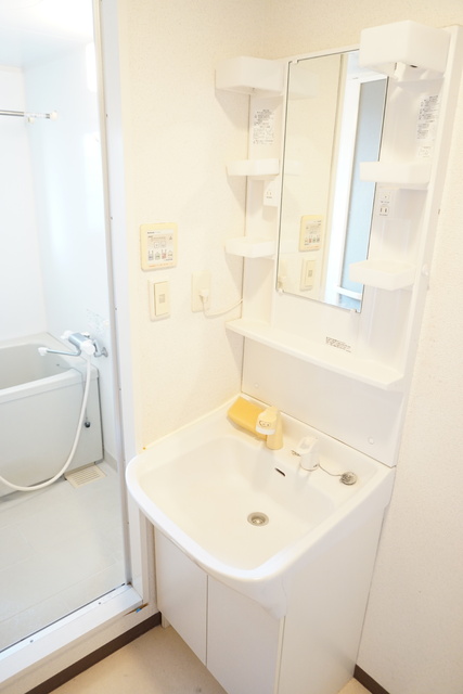 洗面設備　シャワー付き洗面化粧台※クリーニング前の写真です