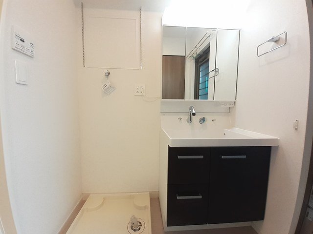 洗面設備　ゆったりとスペースのある洗面所