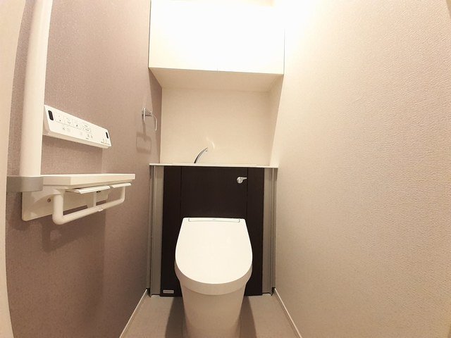 トイレ　落ち着いた色調のトイレです