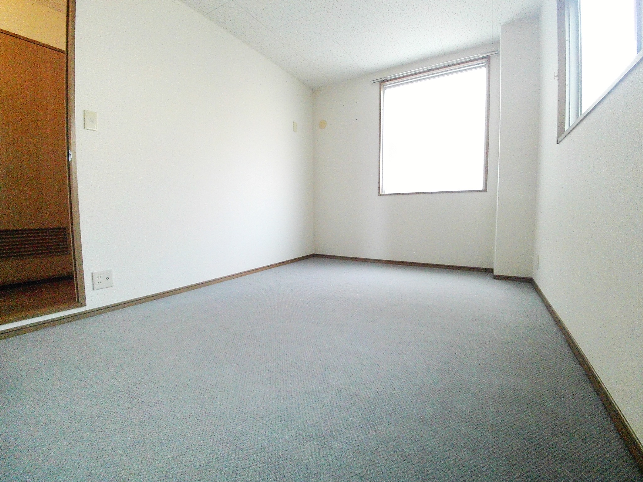 庭　二面採光の洋室です