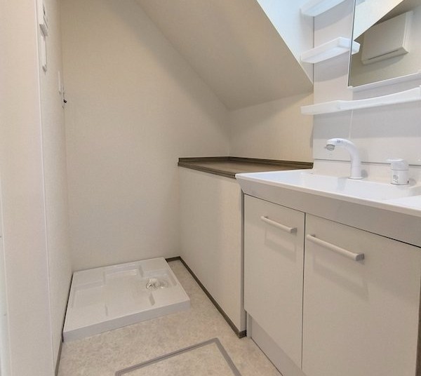 洗面設備　独立洗面台で朝の準備も快適です♪