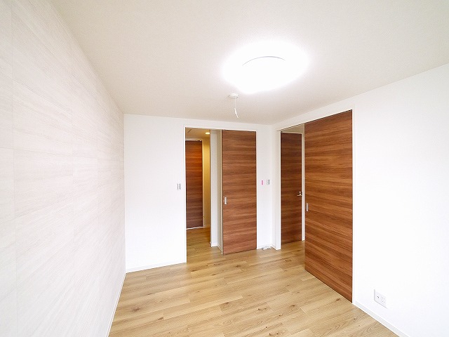 その他部屋・スペース　落ち着いた色調の寝室です