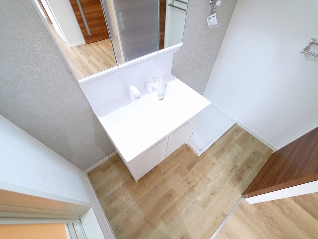 洗面設備　明るい洗面所です