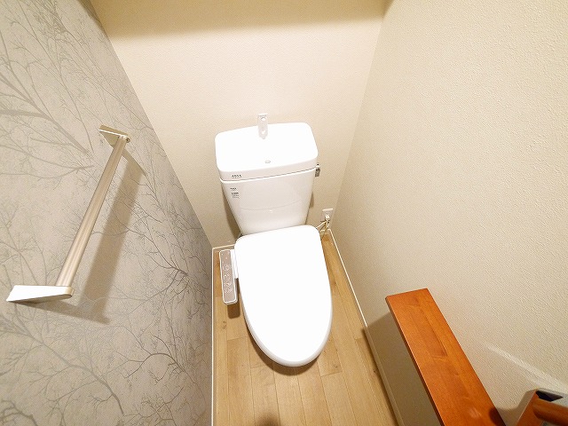 トイレ　ゆったりとしたウォシュレット付きのトイレです