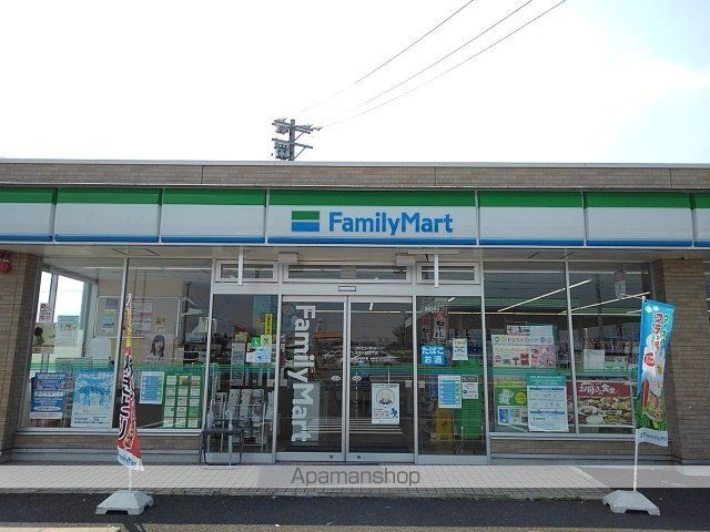 コンビニ　ファミリーマート（コンビニ）まで200m