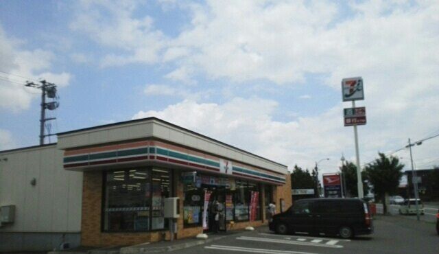 コンビニ　セブンイレブン旭川豊岡１３条店（コンビニ）まで300m