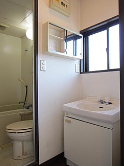 洗面設備　朝に便利な洗面台完備です。