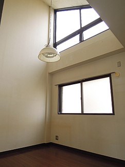 その他　天井が高く広々と感じます。