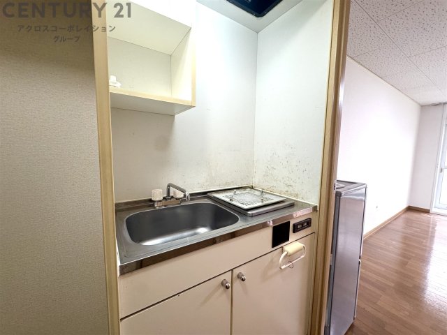 キッチン　1口IHコンロ付のシンプルなキッチン　冷蔵庫付き