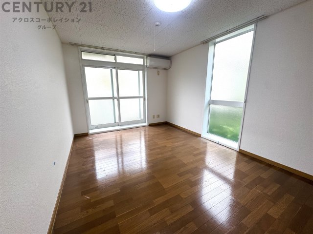 居室・リビング　エアコン付きの8帖の洋室