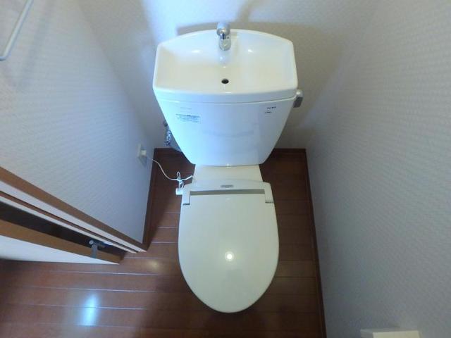 トイレ　清潔感のある白いトイレ