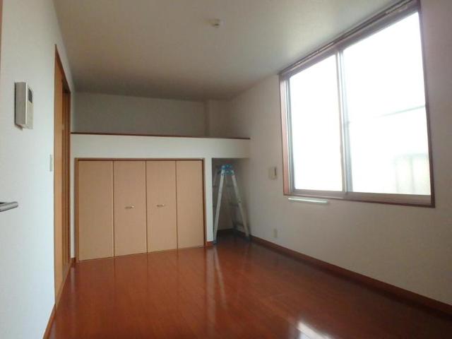 居室・リビング　明るい洋室