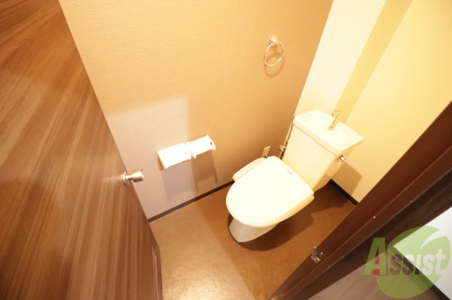 トイレ　温水洗浄便座付で、ペーパーホルダーも２つありますよ♪