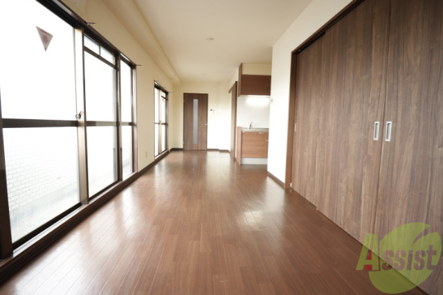 居室・リビング　縦長のリビングです