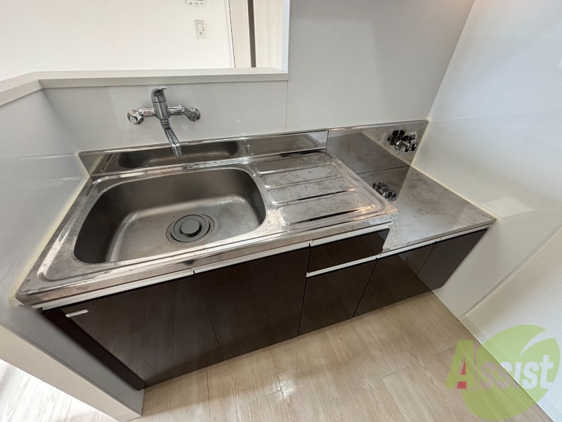 キッチン　対面キッチンになっているので料理しながらＴＶも見れますよ～。