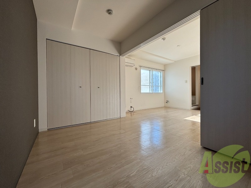 その他部屋・スペース　戸を閉めるとリビングと区切られた寝室にすることができますよ。