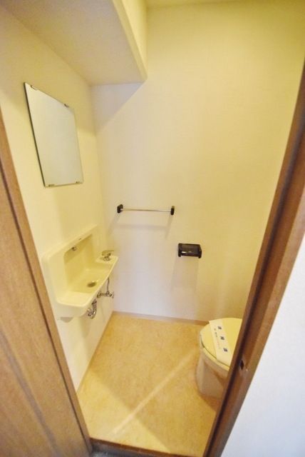 トイレ　※同タイプ間取り　反転タイプの参考写真です　現況優先