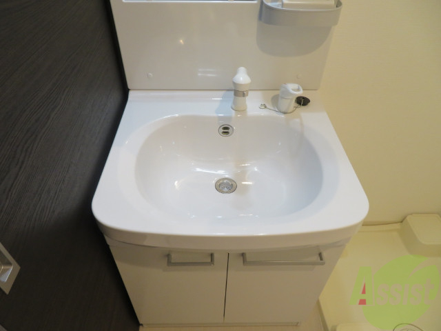 洗面設備　洗面所は独立になっていますので忙しい朝もばっちりですね。