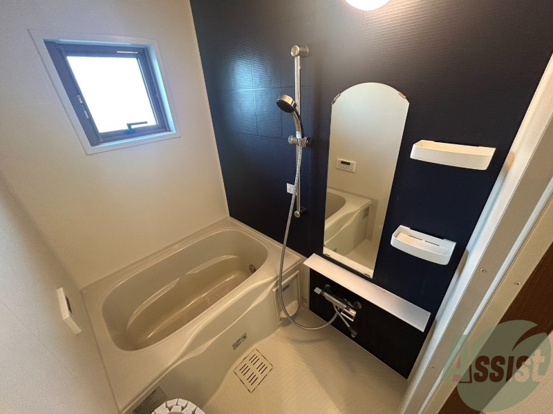 バス・シャワールーム　窓があるため換気もしやすくカビ対策もできます。