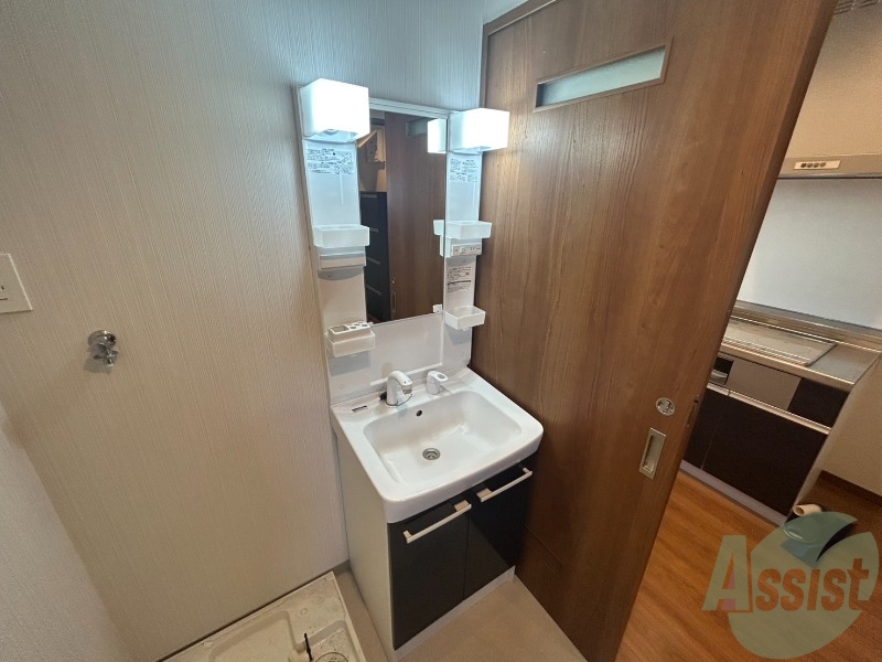 洗面設備　シャンプードレッサーで身支度もしやすくなっております。