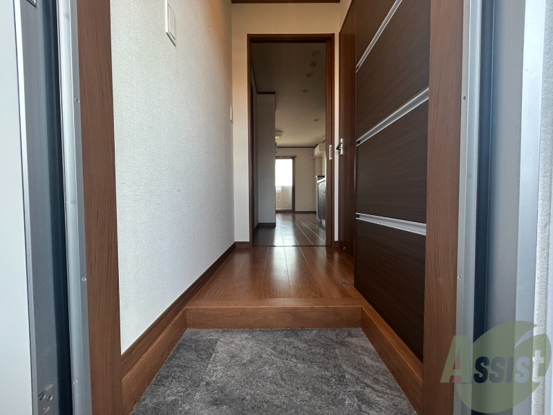 玄関　段差の低い玄関で躓きにくくなっております。