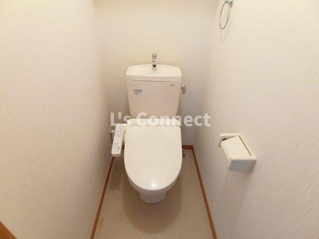 トイレ　温水洗浄便座付きのトイレ。