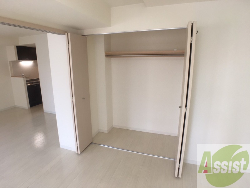 収納　こちらの収納にはハンガーをかけて服もしまえますね。