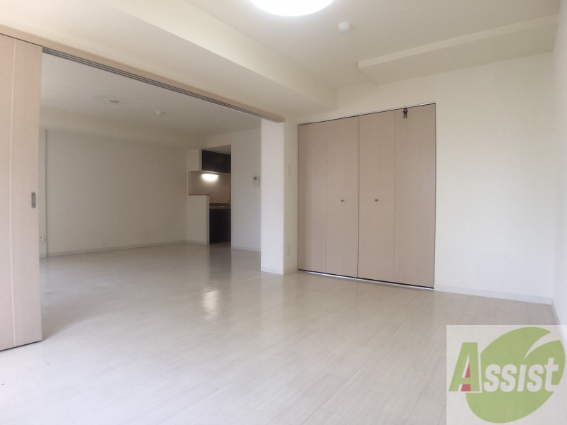 その他部屋・スペース　戸を閉めるとリビングと区切られた寝室にすることができますよ。