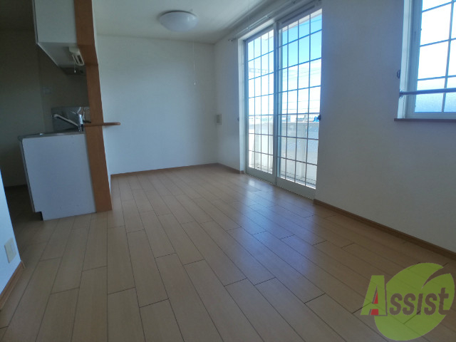 居室・リビング　陽の光が差し込む明るいお部屋は気持がいいですね。