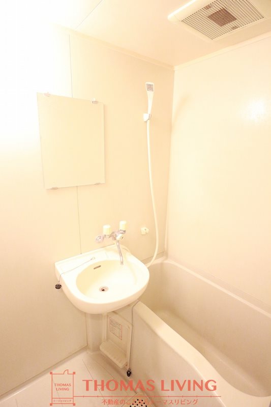 バス・シャワールーム　湯船でゆっくり寛げる浴室。