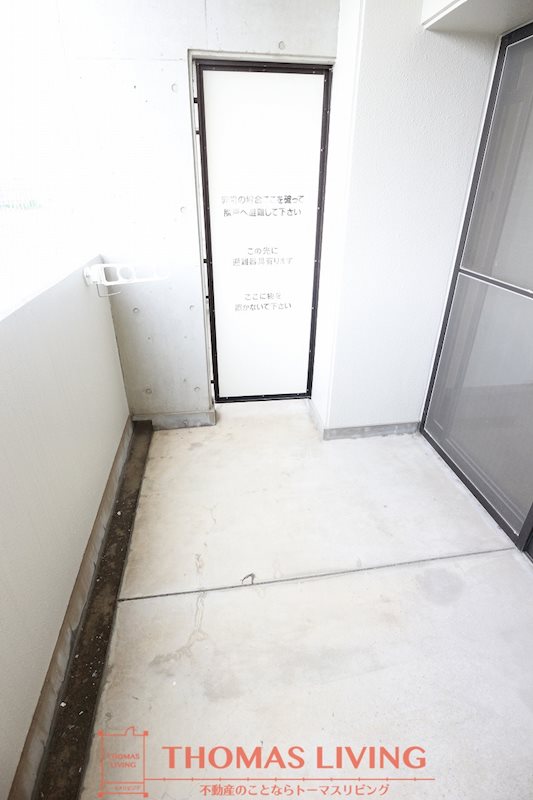 バルコニー　横幅もありますので洗濯物干しも困りません。