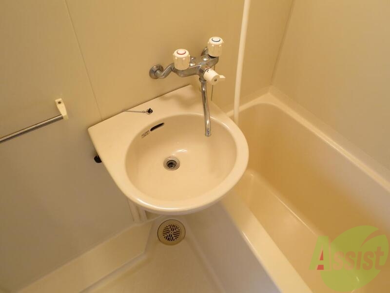 洗面設備　手を洗えて、便利な手洗いカウンター付き