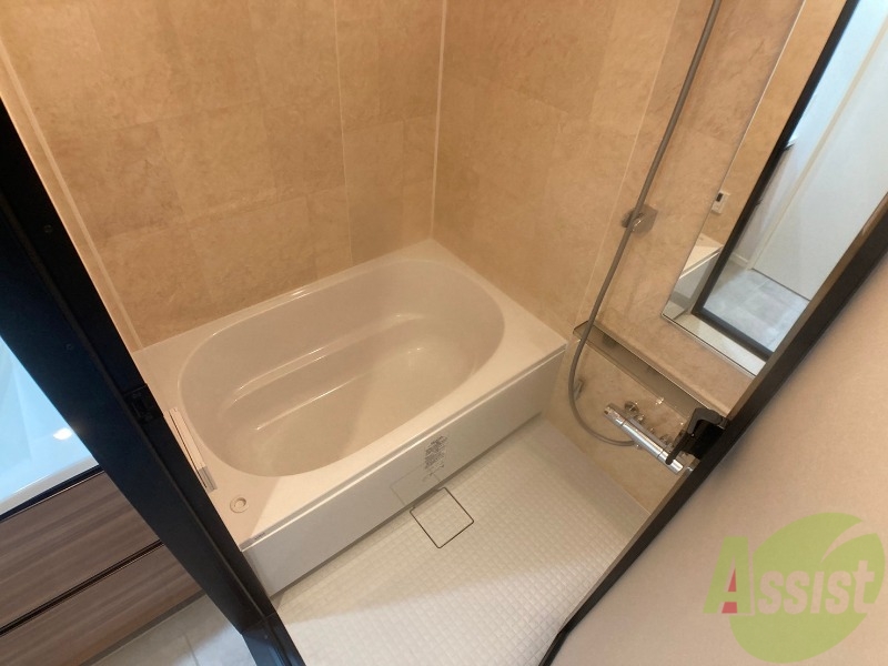 バス・シャワールーム　お風呂です。広々したバスでゆっくりくつろげます。