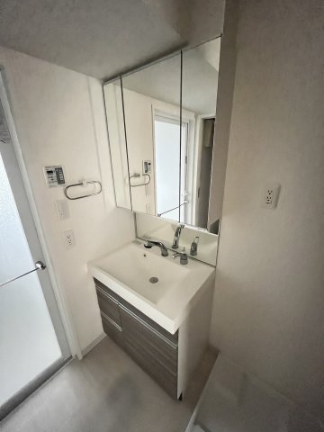 洗面設備　スペースが確保できる洗面所です