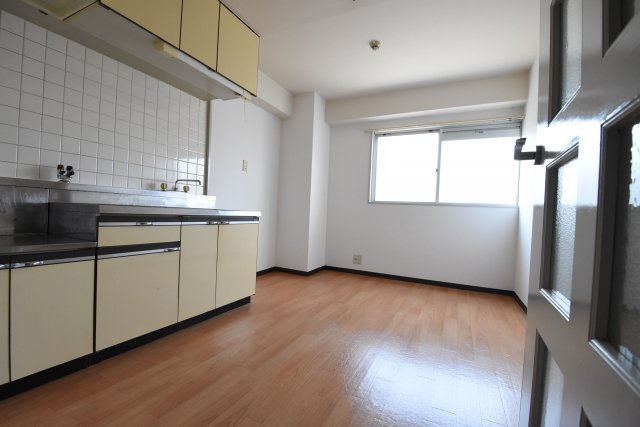 居室・リビング　床色が落ち着いた色合いで綺麗です♪