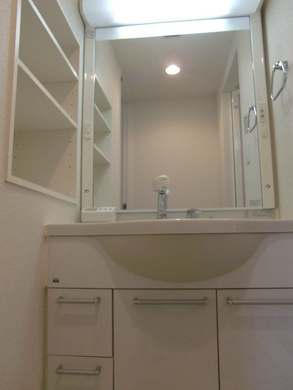 バス・シャワールーム　■収納＆鏡付き独立洗面台♪