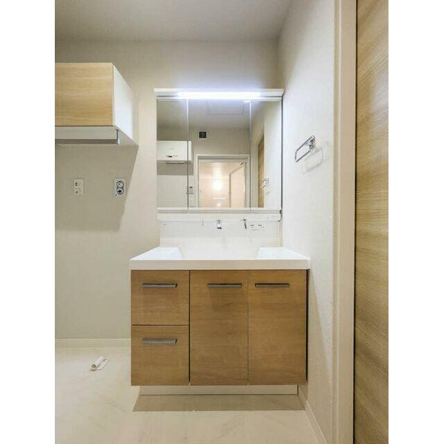 洗面設備　■洗面所■　高級感と清潔感のある洗面台。洗濯機置き場の上部に