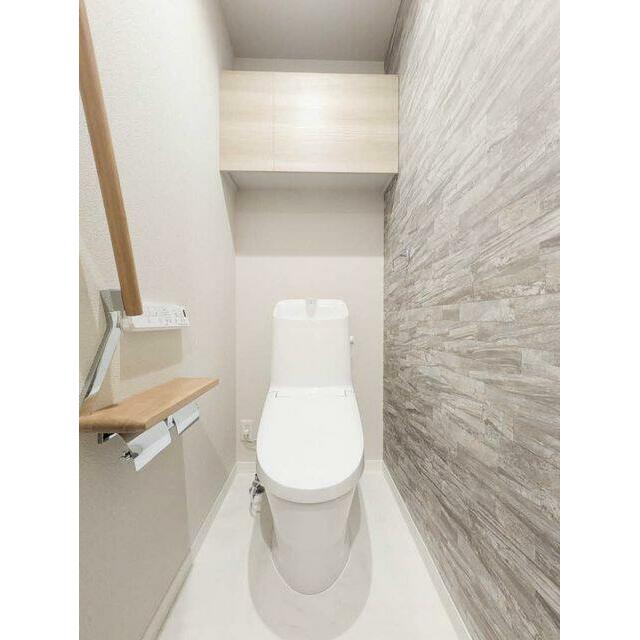 トイレ　■トイレ■　扉付きの収納棚があり表に出したくないトイレ収納も