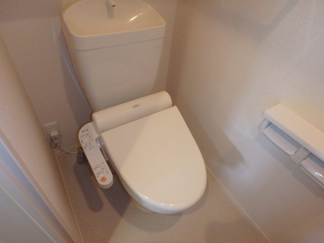 トイレ　他のお部屋の参考写真となります。