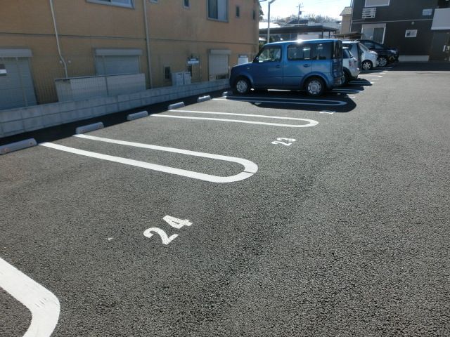 駐車場　敷地内にゴミ捨て場があるので楽ちんですね♪