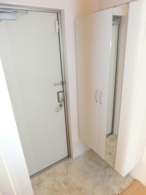 玄関　鏡付きで身だしなみバッチリ！