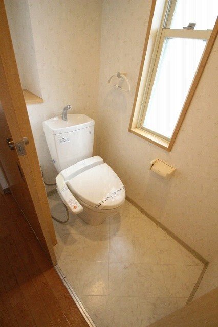 トイレ　同物件、別号室のものです。