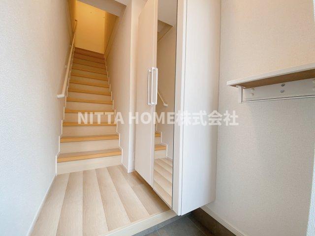 玄関　玄関にはトールサイズのシューズボックスを設置◇