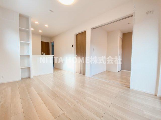 居室・リビング　カウンターキッチン付きの１０．９帖のリビングルーム＊