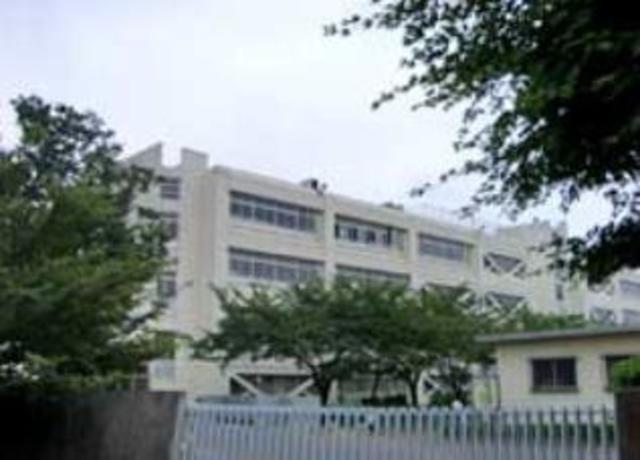 中学校　多摩市立多摩中学校（中学校）まで868m