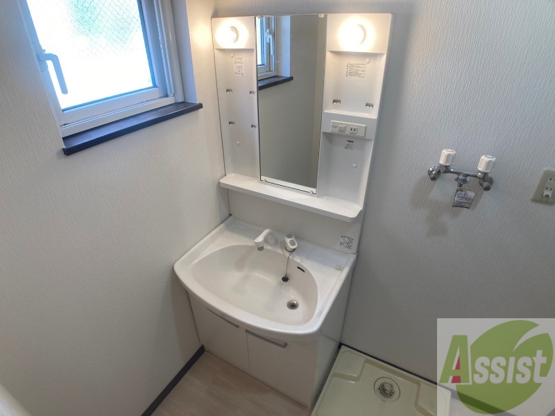 洗面設備　独立洗面台です。大きくてよいですね。シャンプーもできます。