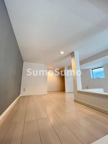 その他部屋・スペース　開放的な寝室です