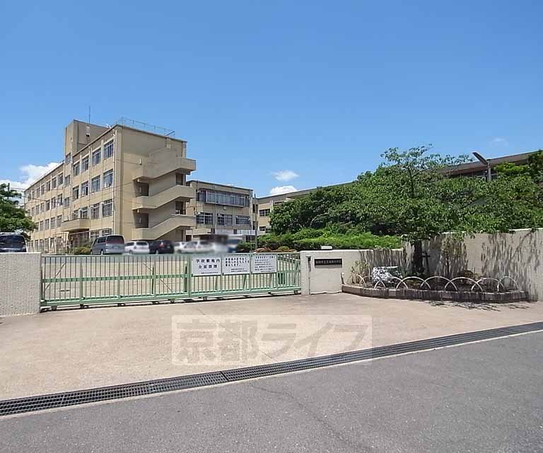 中学校　北城陽中学校（中学校）まで619m