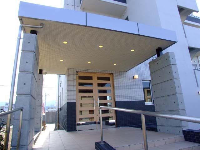 エントランス　防犯カメラ・オートロック付きエントランス